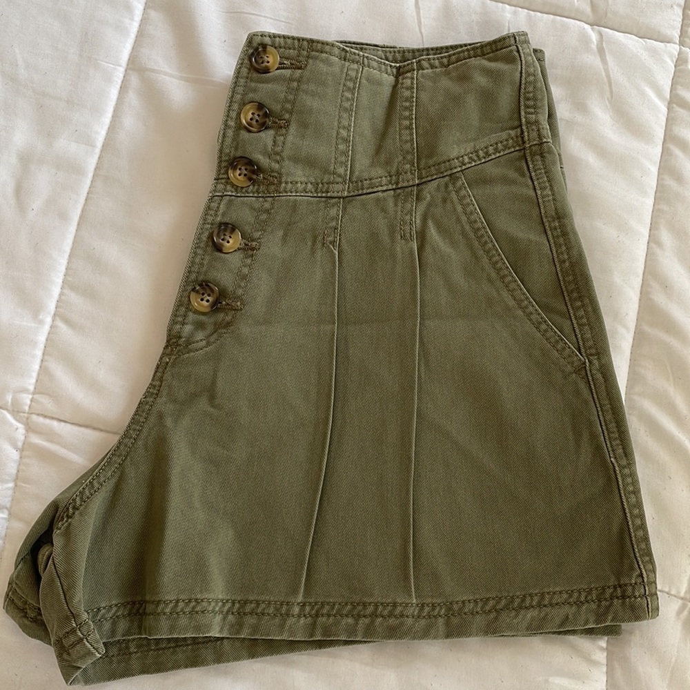 NWT 🌸FOREVER 21🌸 Women’s Pleated shorts Sz Large